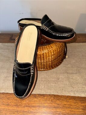 G.H. Bass & Co. Handcrafted leather Weejuns. Size 9M GUC Black Patent slides